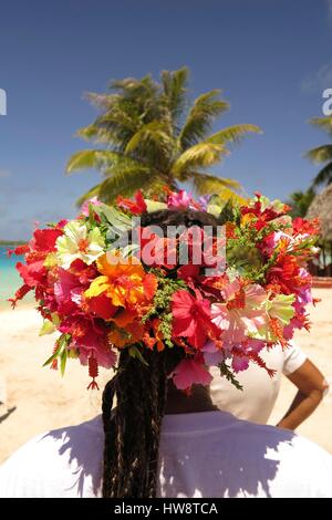 France, France, Aranui 5 croisière navire à passagers et fret à l'archipel des Marquises, Port d'appel dans l'atoll de Takapoto, danses pour les touristes des femmes amateur Banque D'Images