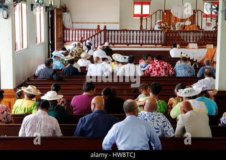 La France, la Polynésie française, l'archipel des îles du Vent, île de Tahiti, Faaa, la messe du dimanche dans l'église évangélique Maohi ou temple où les femmes portent des robes exotiques et de chapeaux. Banque D'Images