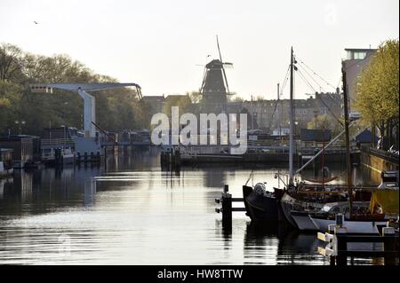 Pays-bas, le nord de la Hollande, Amsterdam, Plantage district, Oostenburgergracht, la Nieuwe Vaart canal et le moulin de Gooyer 1725 Banque D'Images