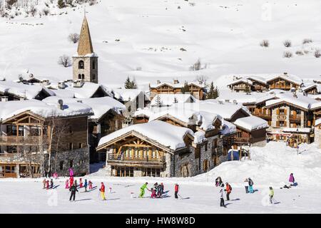 France, Savoie, Val D'Isère, vue sur le village et le Lombard clocher de l'église Saint Bernard de Menthon, massif de la Vanoise, haute Tarentaise Banque D'Images