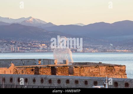 France, Alpes Maritimes, sculpture monumentale nomade d'Antibes du Catalan Jaume Plensa et les remparts de la port Vauban Banque D'Images