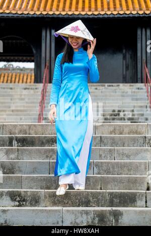 Vietnam, Thua Thien Hue Province, près de Hue, jeune fille en costume traditionnel Ao Dai sur la tombe de l'Empereur Tu Duc Banque D'Images