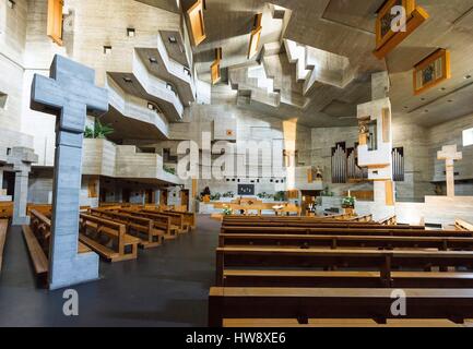 Suisse, Valais, Val d'Herens, l'église Saint Nicolas est une architecture de Walter Förderer. Église construite avec barrage en béton de Grande Dixence Banque D'Images