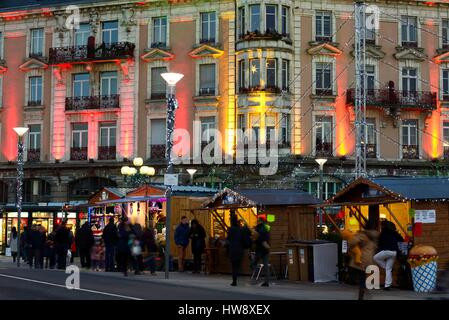 La France, Territoire de Belfort, Belfort, Boulevard Carnot, bâtiments, Corbis pont sur la rivière Savoureuse, lumières de Noël et les marchés Banque D'Images