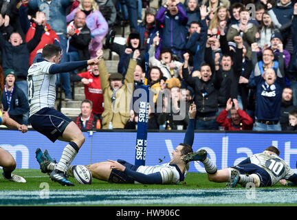 Scotland's Tim Visser (centre sur la masse) célèbre avec Matt Scott (à gauche) et Finn Russell de l'Ecosse après avoir marqué troisième essayer pendant le tournoi des Six Nations match à Murrayfield, Edinburgh BT. Banque D'Images