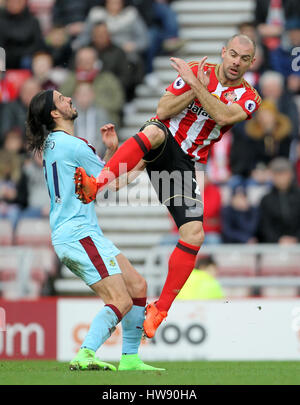 George Boyd de Burnley (à gauche) et Sunderland's Darron Gibson en action au cours de la Premier League match au stade de la lumière, Sunderland. Banque D'Images