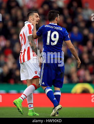Chelsea's Diego Costa affronte Stoke City's Geoff Cameron durant la Premier League match au stade de bet365, Stoke. Banque D'Images