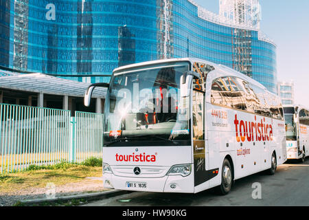 Batumi, Géorgie, l'Adjarie - 25 mai 2016 : Bus Touristique Parking près de bâtiment moderne Hôtel Kempinski à Batumi, Géorgie, l'Adjarie Banque D'Images