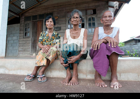 Thaïlande-mai 28. Village traditionnel dans le Nord de la Thaïlande avec trois femme en face de maisons il y a 28-05-11 Banque D'Images