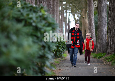 Bournemouth AFC font leur chemin vers le stade de l'avant de la Premier League match au stade de vitalité, de Bournemouth. Banque D'Images