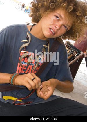 Brésil, Fortaleza, 08-03-2008 : : Smiling boy brésilien avec morena les cheveux. Banque D'Images