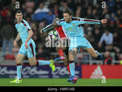 Jermain Defoe de Sunderland (à gauche) et du Burnley Jeff Hendrick bataille pour le ballduring la Premier League match au stade de la lumière, Sunderland. Banque D'Images