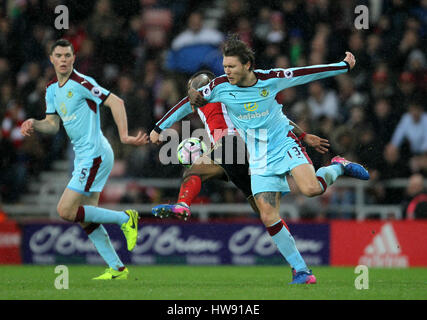 Jermain Defoe de Sunderland (à gauche) et du Burnley Jeff Hendrick bataille pour le ballduring la Premier League match au stade de la lumière, Sunderland. Banque D'Images