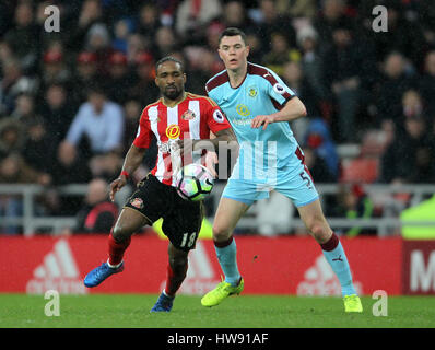 Jermain Defoe de Sunderland (à gauche) et du Burnley Michael Keane bataille pour le ballduring la Premier League match au stade de la lumière, Sunderland. Banque D'Images