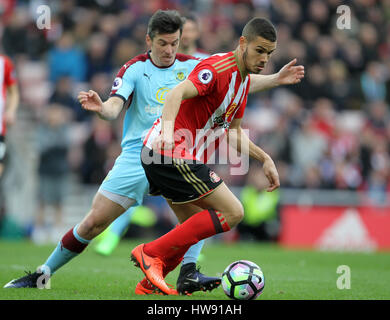 Jermain Defoe de Sunderland (à gauche) et Jack Rodwell du Burnley bataille pour la balle durant le premier match de championnat au stade de la lumière, Sunderland. Banque D'Images