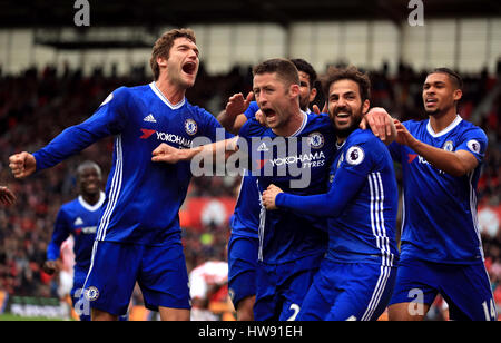 Chelsea's Gary Cahill (centre) célèbre marquant son deuxième but de côtés du jeu avec ses coéquipiers au cours de la Premier League match au stade de bet365, Stoke. Banque D'Images