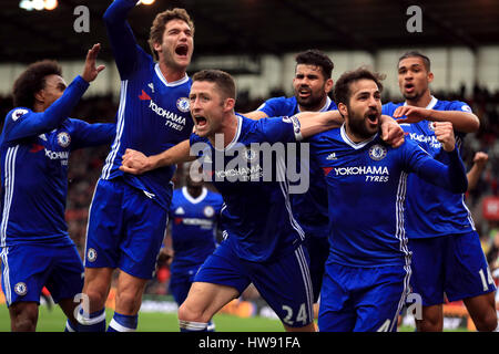 Chelsea's Gary Cahill (centre) célèbre marquant son deuxième but de côtés du jeu avec ses coéquipiers au cours de la Premier League match au stade de bet365, Stoke. Banque D'Images