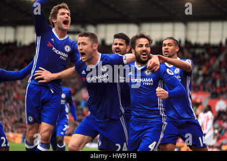 Chelsea's Gary Cahill (centre) célèbre marquant son deuxième but de côtés du jeu avec ses coéquipiers au cours de la Premier League match au stade de bet365, Stoke. Banque D'Images