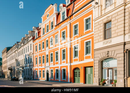 Riga, Lettonie - 1 juillet 2016 : Façades de vieux bâtiments architecturaux sur Jekaba Street se tient à proximité d'un l'autre dans la vieille ville sous le soleil de l'UEDN de jour d'été Banque D'Images