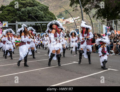 Les femmes et les filles habillés en costume pirate danser dans le cortège du carnaval de Tenerife Banque D'Images