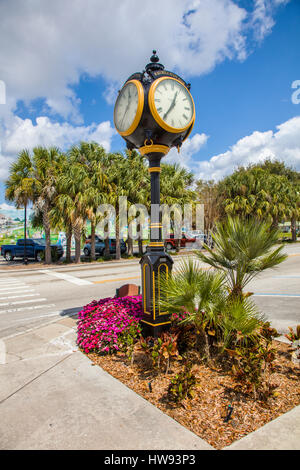 Horloge fantaisie sur rue dans Lake Placid Floride connue sous le nom de la ville de murales Banque D'Images