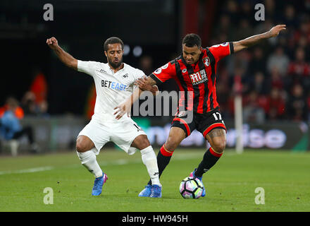 Swansea City's Wayne Routledge (à gauche) et AFC Bournemouth Joshua King bataille pour la balle durant le premier match de championnat à la vitalité Stadium, Bournemouth. Banque D'Images