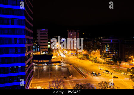 Vue de nuit de la plaça dels Paisos Catalans avec feu de signalisation des sentiers. Barcelone, Catalogne, Espagne Banque D'Images