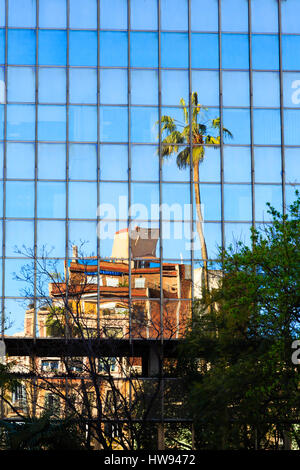 Réflexions dans des tours d'baies vitrées, Barcelone, Catalogne, Espagne Banque D'Images