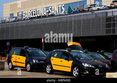 Les tarifs des taxis attendent à l'extérieur de la gare Sants de Barcelone, Barcelone, Catalogne, Espagne Banque D'Images