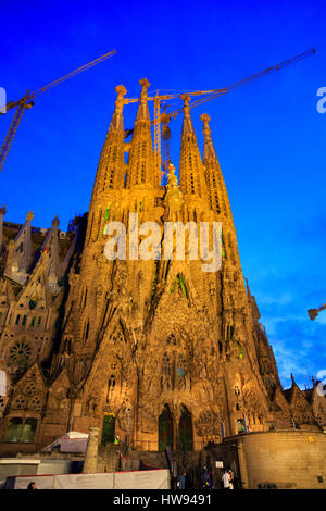 Antonio Gaudi, La Sagrada Familia Basilique éclairée la nuit. Barcelone, Espagne, Catluny Banque D'Images