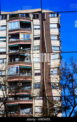 Réflexions dans des tours d'baies vitrées, Barcelone, Catalogne, Espagne Banque D'Images