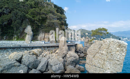 Cadrega's rock, pin maritime arbre, vue aérienne, le bord de l'eau entre Santa Margherita Ligure et Portofino, Paraggi, ligurie, italie Banque D'Images