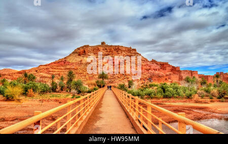 Le nouveau pont sur l'Asif Ounila river à Ait Ben Haddou, Maroc Banque D'Images