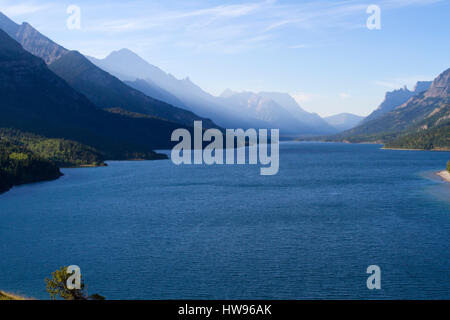 Vue panoramique sur le lac Waterton Supérieur aux lacs Waterton Park, Alberta, Canada à partir des terrains autour de l'hôtel Prince of Wales Banque D'Images