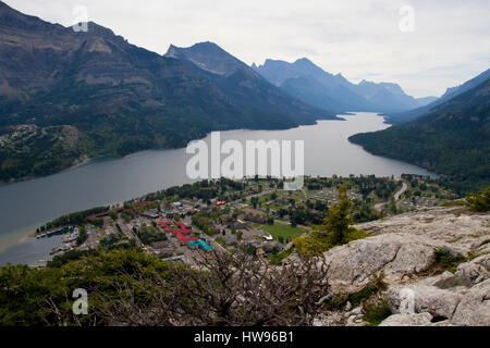 Vue panoramique sur le lac Waterton Supérieur aux lacs Waterton Park, Alberta, Canada depuis le sommet de la bosse de l'Ours, une courte mais intense, récompensant l'escalade. Banque D'Images