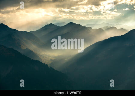 Chaînes de montagnes, sunray vallée inondée en face de Zitterklapfen, Bregenz, Vorarlberg, Autriche Banque D'Images