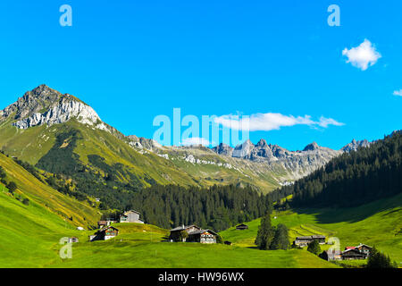 Paysage de montagne avec habitat dispersé dans le Prättigau à St. Antönien, Canton des Grisons, Suisse Banque D'Images