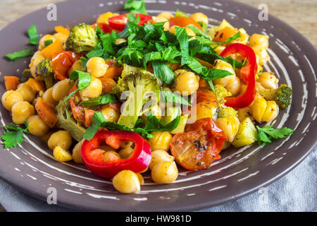 Ragoût végétarien épicé fait maison avec les pois chiches et les légumes sur la plaque close up - régime végétalien végétarien sain plat de nourriture biologique des protéines Banque D'Images
