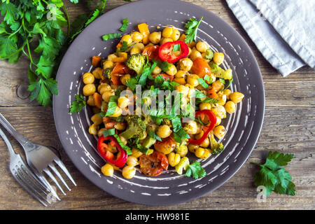 Ragoût végétarien épicé fait maison avec les pois chiches et les légumes sur la plaque close up - régime végétalien végétarien sain plat de nourriture biologique des protéines Banque D'Images