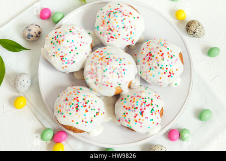 Pâtisserie de Pâques. Mini cakes aux carottes fraîches faites maison avec du sucre blanc et crémeux glaçage coloré. Gâteaux de Pâques pour le petit-déjeuner de Pâques avec des oeufs de Pâques un Banque D'Images