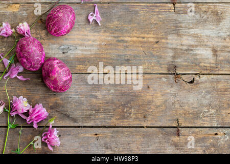 Oeufs de Pâques décorés de découpage sur une table en bois Banque D'Images