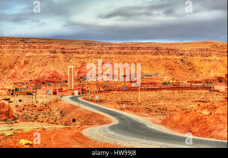 Voir d'Tamedakhte, un village de montagne du Haut Atlas, Maroc Banque D'Images