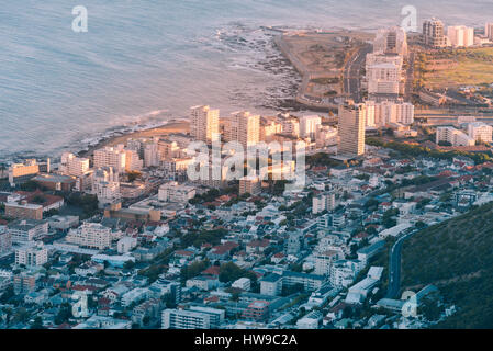 La première lumière sur un matin d'été à Cape Town. Photo est prise par les Lions Head surplombant le voisin hotte de Sea Point. Banque D'Images