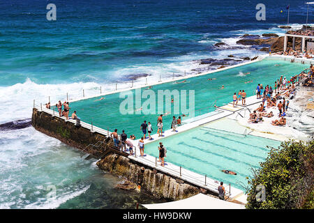 SYDNEY, AUSTRALIE - janvier 21, 2017 : personnes non identifiées à des bains de Bondi à Sydney, Australie. Il s'agit d'un bassin de marée est ouverte à 1929. Banque D'Images