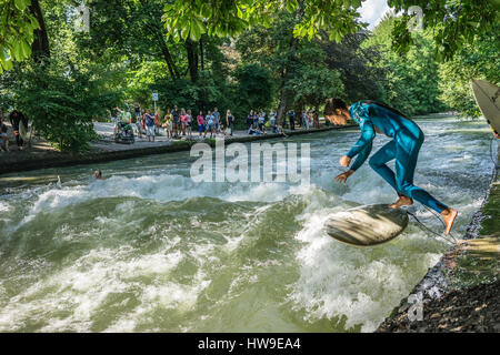 Le surf en rivière Eisbach Englischer Garten, Munich, Allemagne Banque D'Images