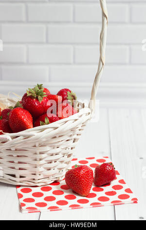 Fraise en blanc Panier Banque D'Images
