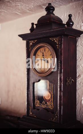 Sur la vieille horloge style vintage devant un mur. Banque D'Images