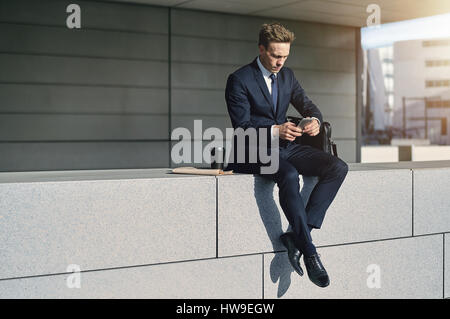 Confiance en eux-man à la recherche en smartphone Banque D'Images