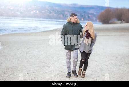 Jeune couple heureux de marcher à côté de la rive Banque D'Images