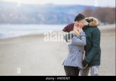Happy young couple kissing Banque D'Images